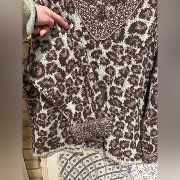 new Free People little animal v neck pullover sweater in grey antler leopard - Picture 7 of 8